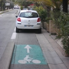 voiture sur piste cyclable